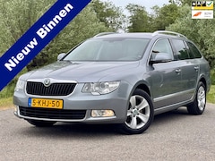Skoda Superb Combi - 1.4 TSI Greentech Ambition Xenon Clima Navi Stoelverwarming NAP Dealer Onderhouden