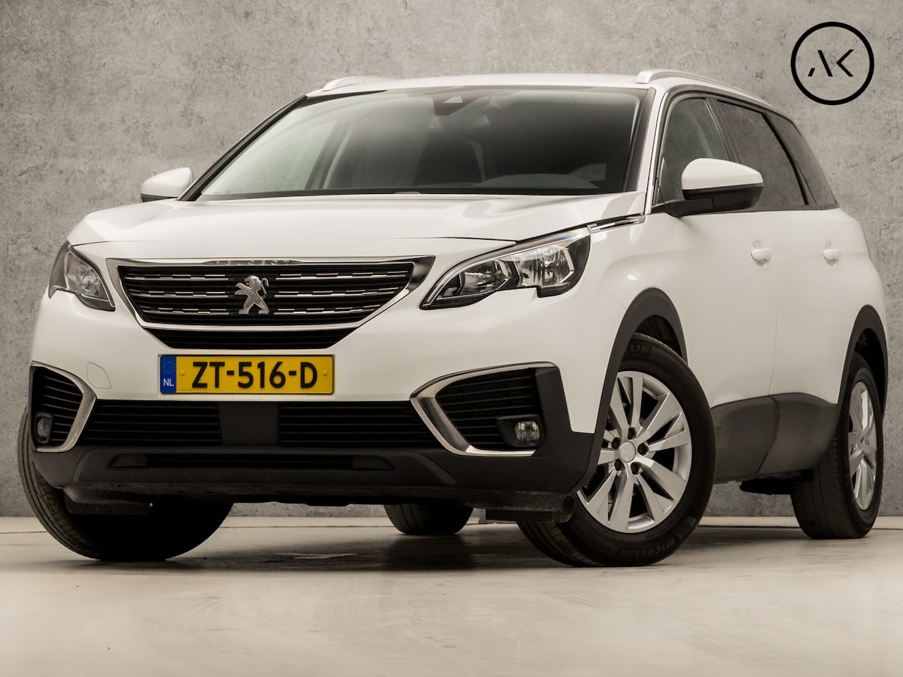 Peugeot 5008 - 1.2 PureTech Sport 7 Persoons (APPLE CARPLAY, GROOT NAVI, LANE ASSIST, GETINT GLAS, LEDERE - AutoWereld.nl