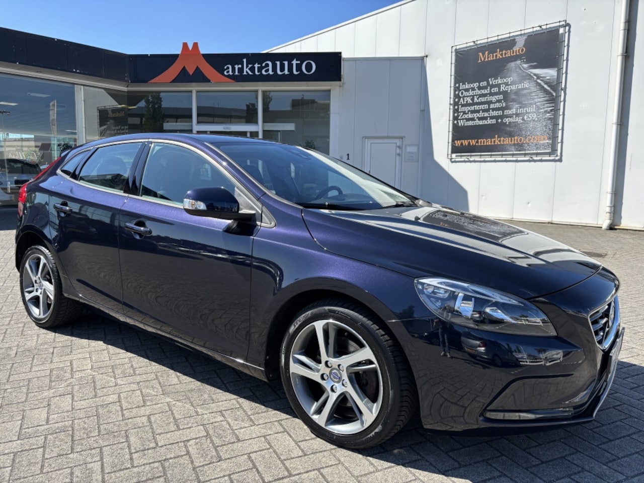Volvo V40 - 2.0 T2 Navi Cruise Bluetooth Parkeersensoren - AutoWereld.nl