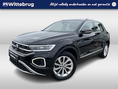 Volkswagen T-Roc - 1.5 TSI 150pk Style DSG Automaat Navigatie / Digital Cockpit Pro / 17"LM Velgen / App-Conn