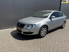 Volkswagen Passat - 2.0 FSI Trendline Business