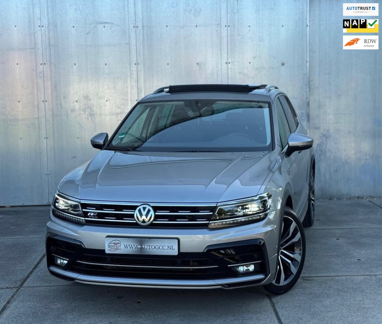 Volkswagen Tiguan - 1.5 TSI ACT Highline R-LINE PANO AUT NAP TREKHAAK - AutoWereld.nl