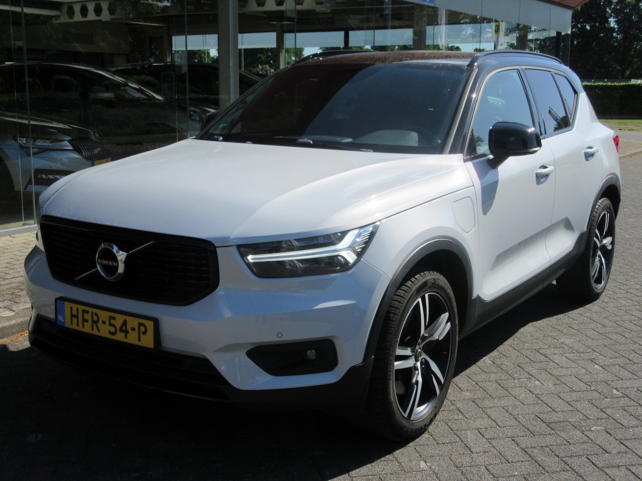Volvo XC40 - 1.5 T5 Recharge R-Design TWO TONE TREKHAAK 1800 Kg (occasion) - AutoWereld.nl