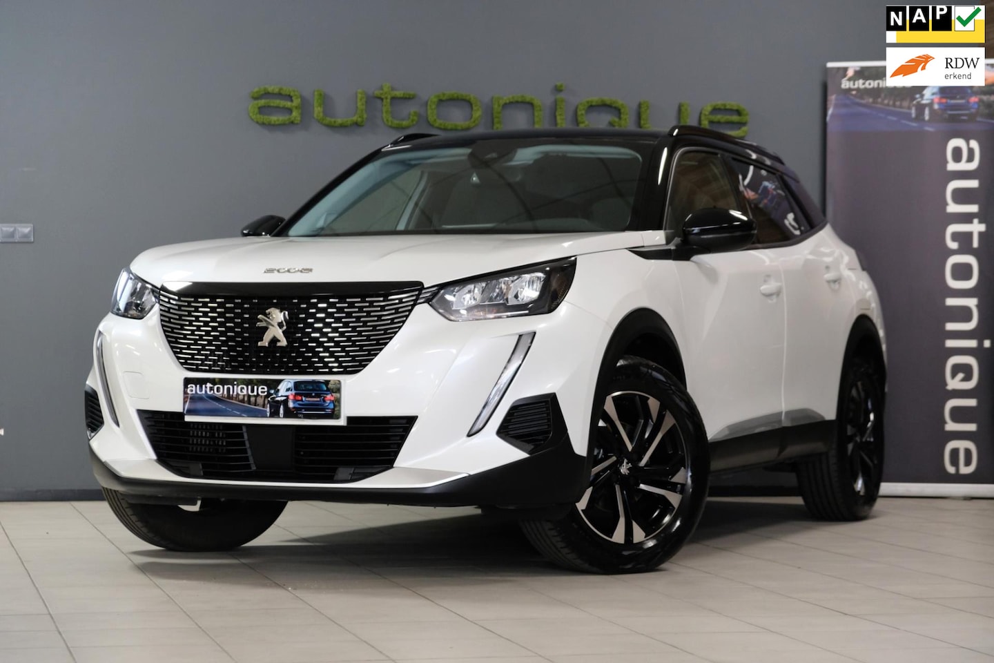 Peugeot 2008 - 1.2 PureTech Allure *24.636km* Camera/Zwart Dak/Lane Assist - AutoWereld.nl
