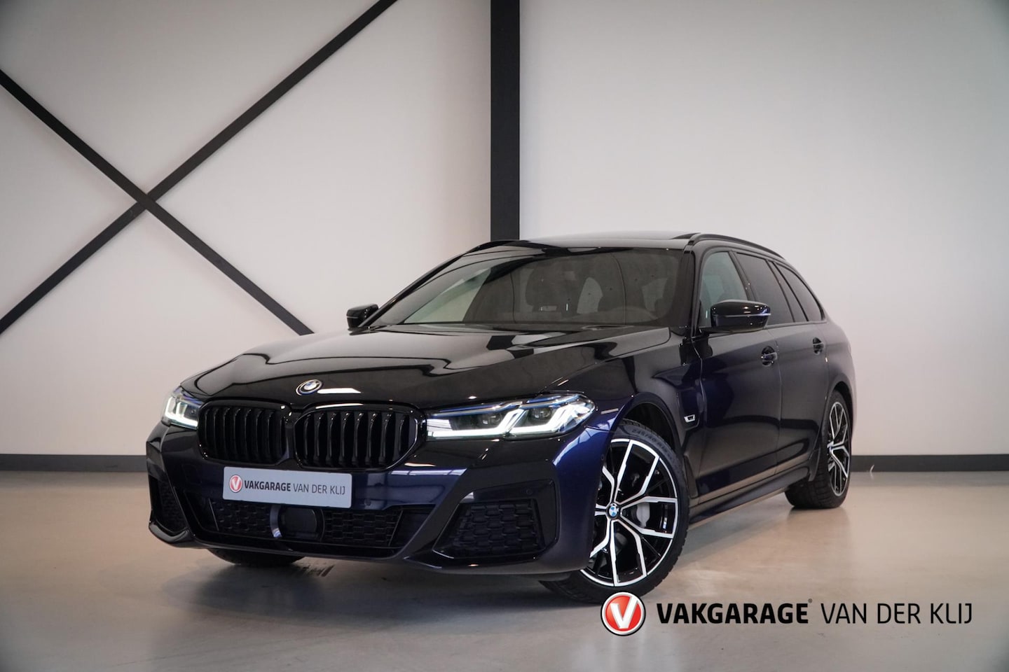 BMW 5-serie Touring - 530e M-Sport | Panorama | Trekhaak | Laser | H/K | 19" | ACC | Head-Up | Stoel/Stuurverw. - AutoWereld.nl