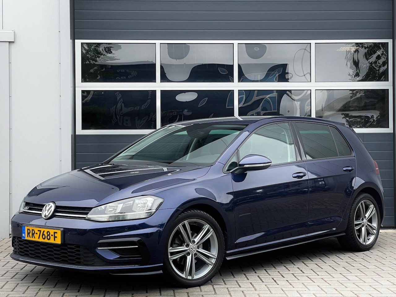 Volkswagen Golf - 1.0 TSI Highline R-line DSG | Virtual cockpit | Adaptive cruise | Carplay | Stoelverwarmin - AutoWereld.nl