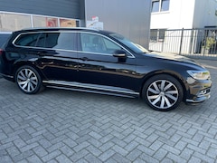 Volkswagen Passat Variant - 1.4 TSI ACT Highline Business R R-Line Panoramadak / Alcantara bekleding / Afn. trekhaak / Navigatie Vol opties!