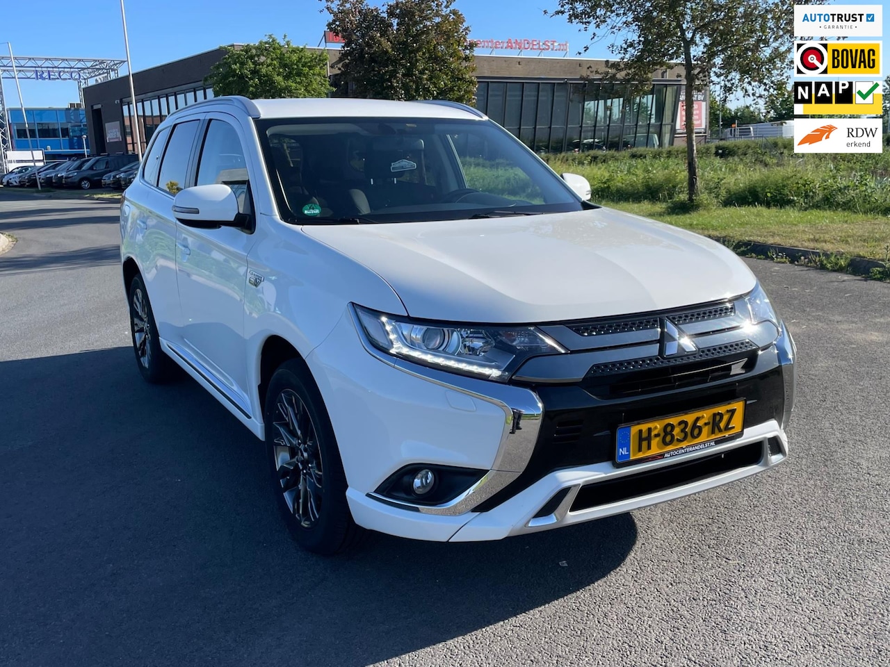 Mitsubishi Outlander - 2.4 PHEV Pure 2.4 PHEV Pure, Aut, Trekhaak, Cam, Stoelverw, Carplay, 2e eig afk, Geen import, Nap, Volle - AutoWereld.nl