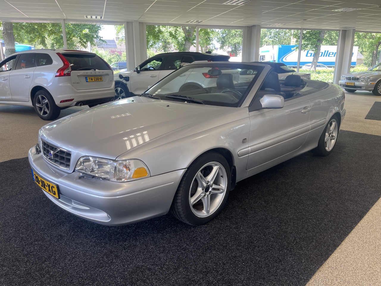 Volvo C70 Convertible - 2.4 T Tourer met super lage km stand - AutoWereld.nl