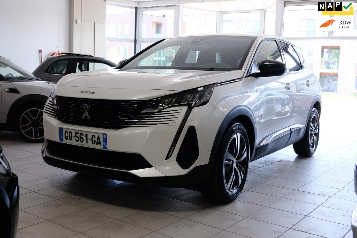 Peugeot 3008 - 1.2 PureTech Allure Pack *Nieuwstaat* 13.289km! Navi/Camera/Apple Carplay/Michelin Primacy - AutoWereld.nl