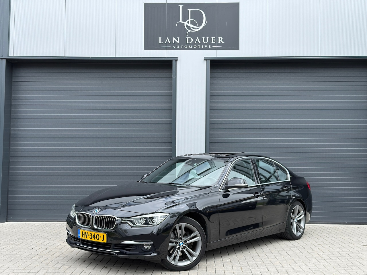 BMW 3-serie - 330e Luxury / Schuifdak / Leder / Camera / NAP - AutoWereld.nl