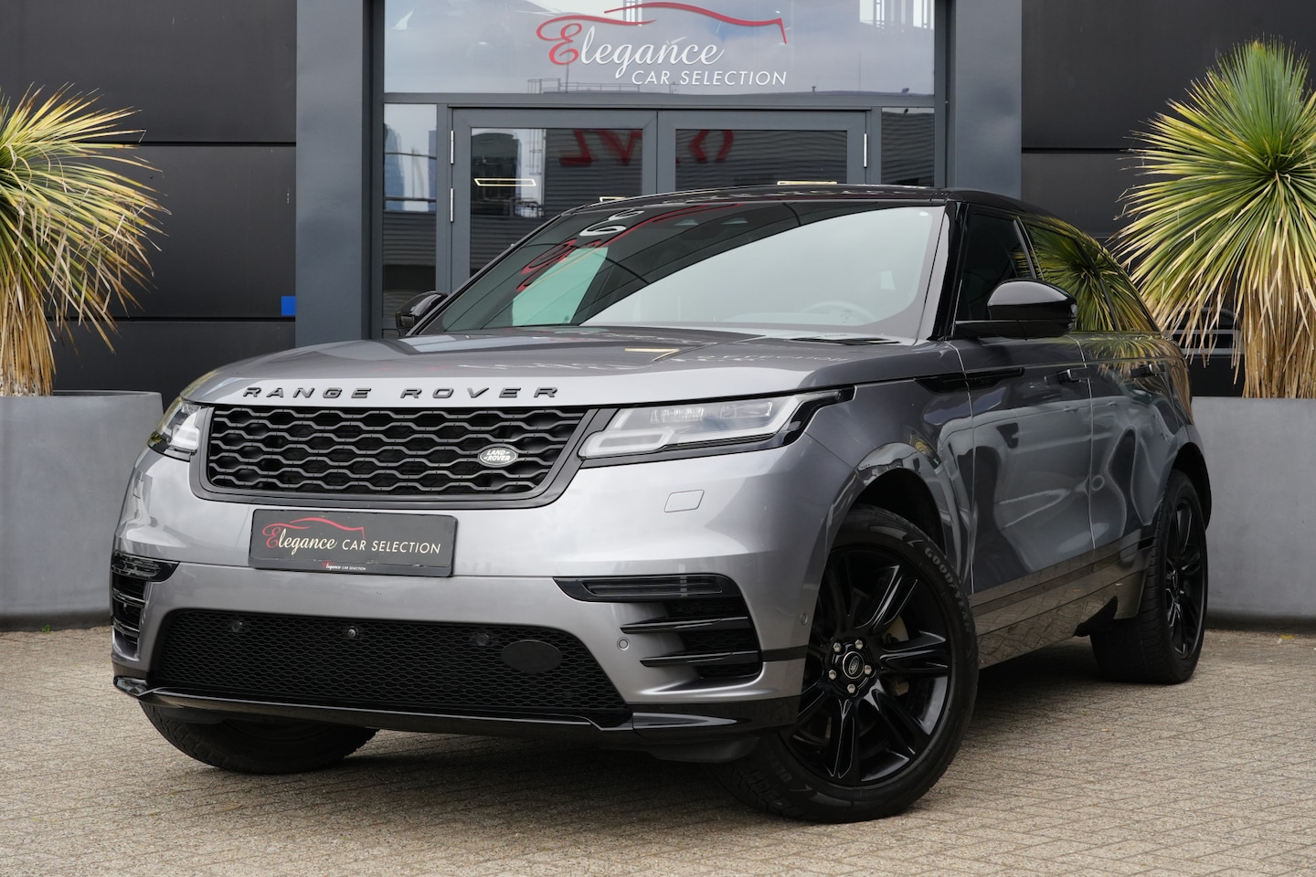 Land Rover Range Rover Velar - 2.0 P400e R-Dynamic 404pk Panoramadak/Stoelverwarming/Camera - AutoWereld.nl