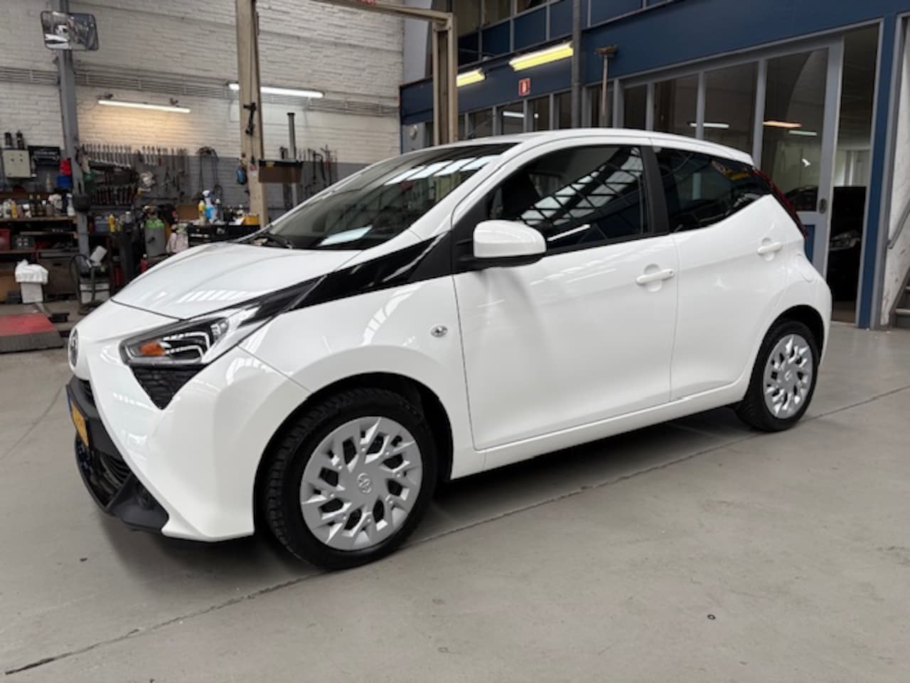 Toyota Aygo - 1.0 VVT-i 72pk 5D x-play | Navigatie | Camera | Apple carplay / Android auto | Airco | NAP - AutoWereld.nl