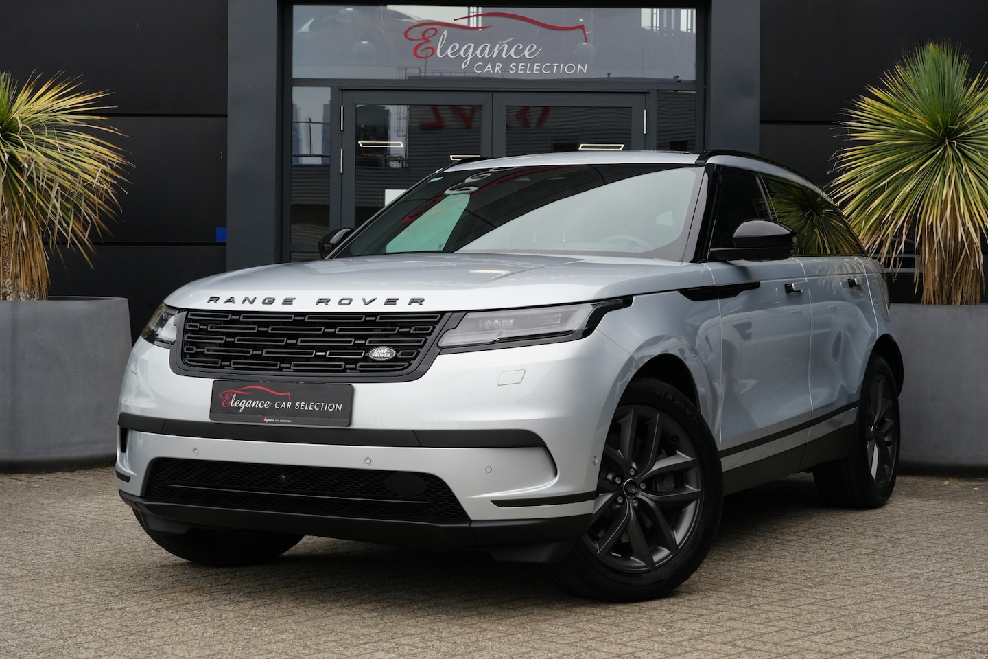 Land Rover Range Rover Velar - 2.0 P400e R-Dynamic SE 404pk Panoramadak/Stoelverwarming/360camera - AutoWereld.nl