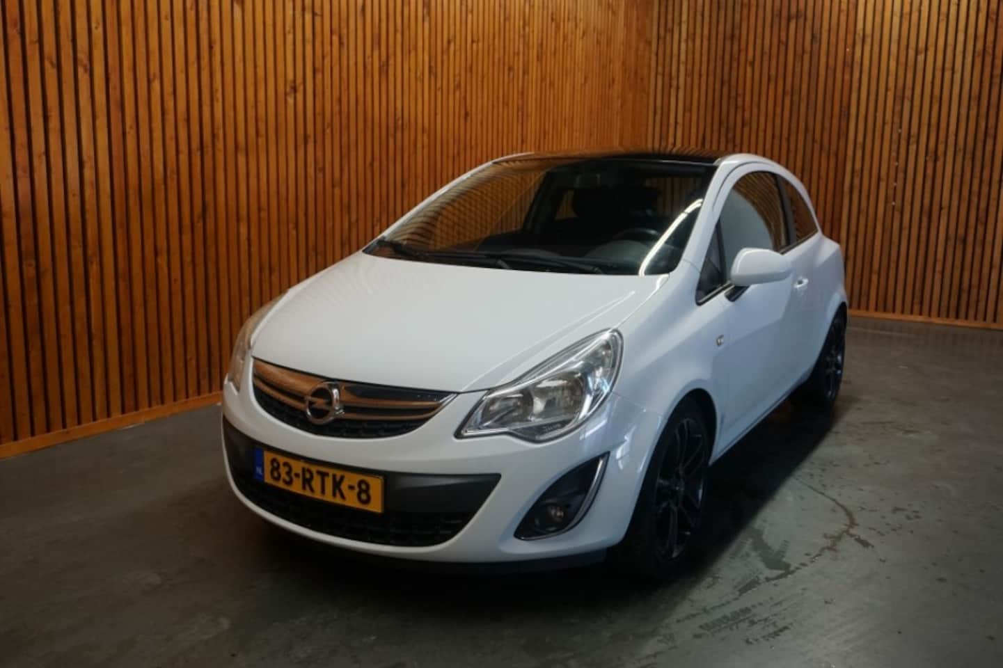 Opel Corsa - 1.2 16v COSMO AUTOMAAT/ AIRCO/ NAVI - AutoWereld.nl