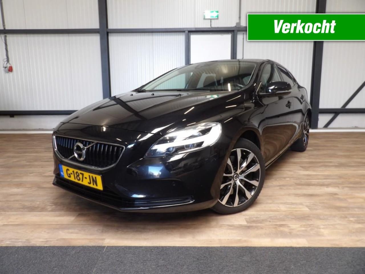 Volvo V40 - T3 automaat - navigatie - panoramadak - camera - AutoWereld.nl
