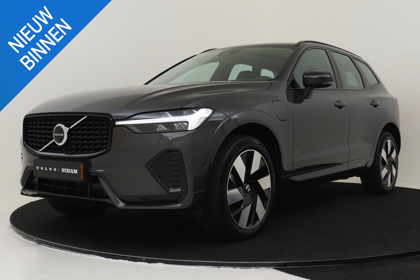 Volvo XC60 - T6 PLUG-IN HYBRID ULTRA DARK -PANO.DAK|HEAD-UP DISP.|360°CAM|TREKHAAK|HK-AUDIO - AutoWereld.nl