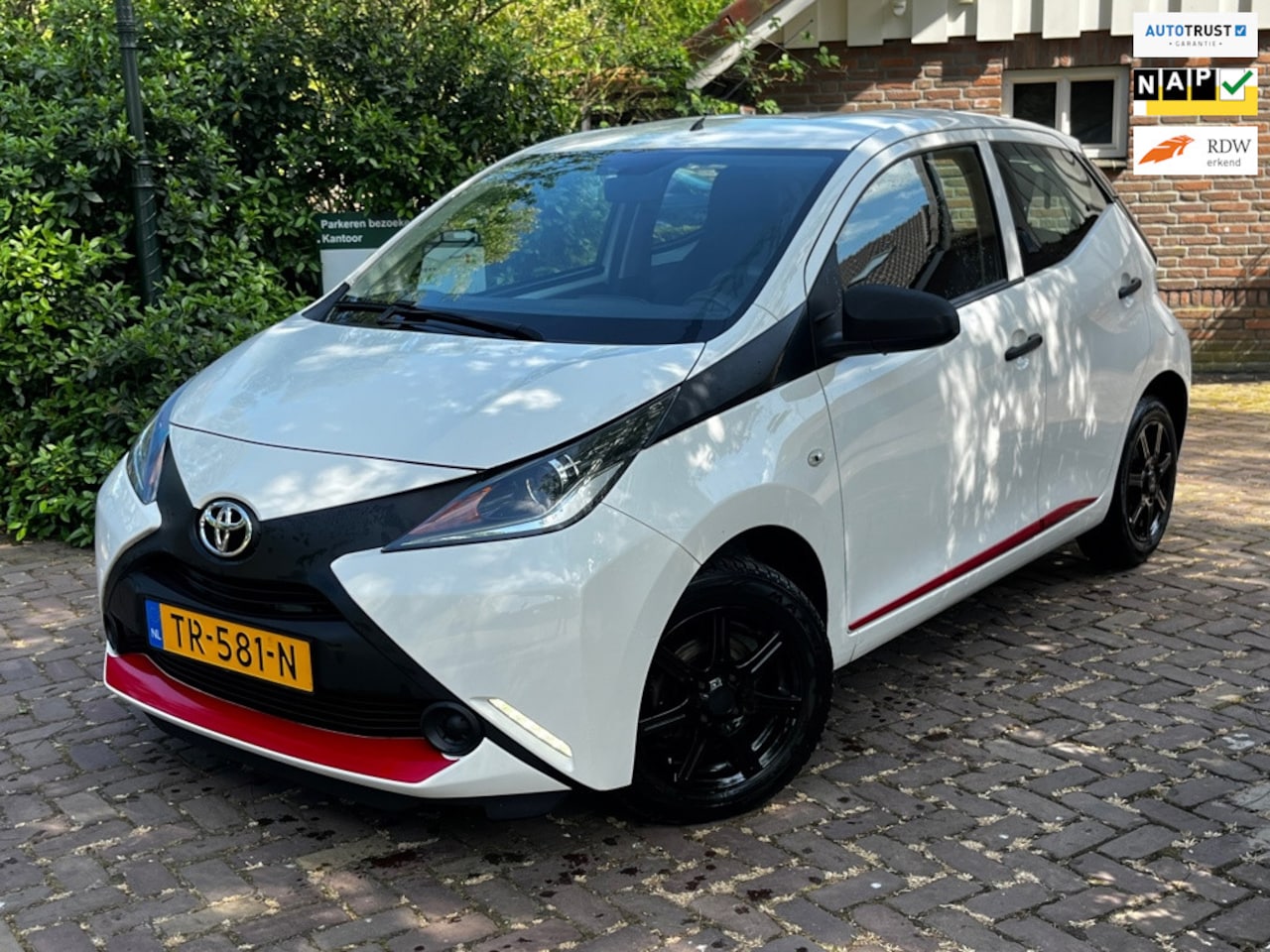 Toyota Aygo - 1.0 VVT-i X-Fun Sport 5DRS / 62.886 km / Dealer OH / AIRCO / CRUISE / NAP / RODE ACCENTEN - AutoWereld.nl