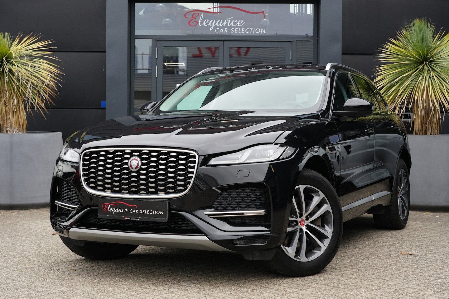 Jaguar F-Pace - 2.0 P400e PHEV SE 404pk Navigatie/Stoelverwarming/Camera - AutoWereld.nl