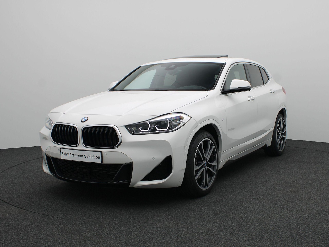 BMW X2 - sDrive18i High Executive | M Sportpakket | Trekhaak | Comfort Access | Panoramadak | Head- - AutoWereld.nl