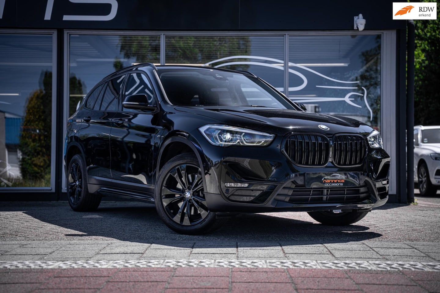 BMW X1 - SDrive20i High Executive|Black on Black|HUD|LED|Ambie light|Stoelverw|Half Leder - AutoWereld.nl