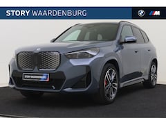 BMW iX1 - eDrive20 M Sport / Panoramadak / Trekhaak / Sportstoelen / Adaptieve LED / M Adaptief onde