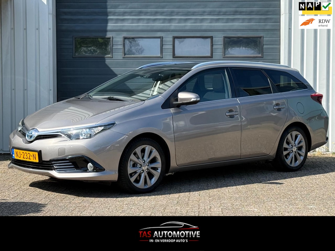 Toyota Auris Touring Sports - 1.8 Hybrid Executive NAVI / PANO - AutoWereld.nl
