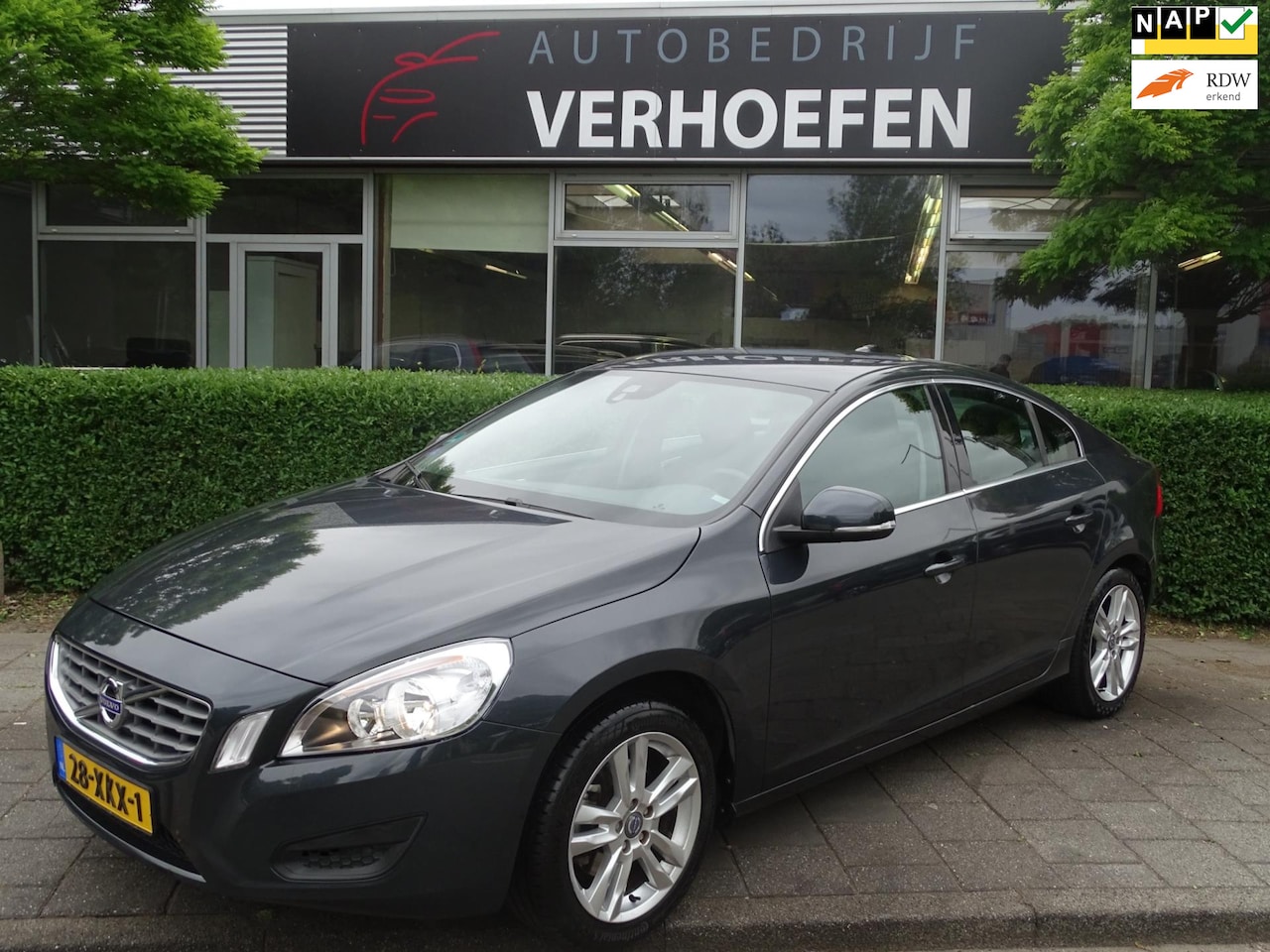 Volvo S60 - 1.6 T3 Summum - CRUISE / CLIMATE CONTR - VOL DEALER OND - NAP - TREKHAAK - NAVIGATIE ! - AutoWereld.nl