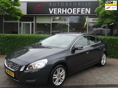 Volvo S60 - 1.6 T3 Summum - CRUISE / CLIMATE CONTR - VOL DEALER OND - NAP - TREKHAAK - NAVIGATIE