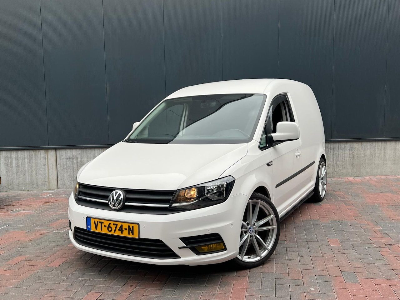 Volkswagen Caddy - 2.0 TDI L1H1 BMT R-Line Highline * Navi * Cruise * Trekhaak * - AutoWereld.nl