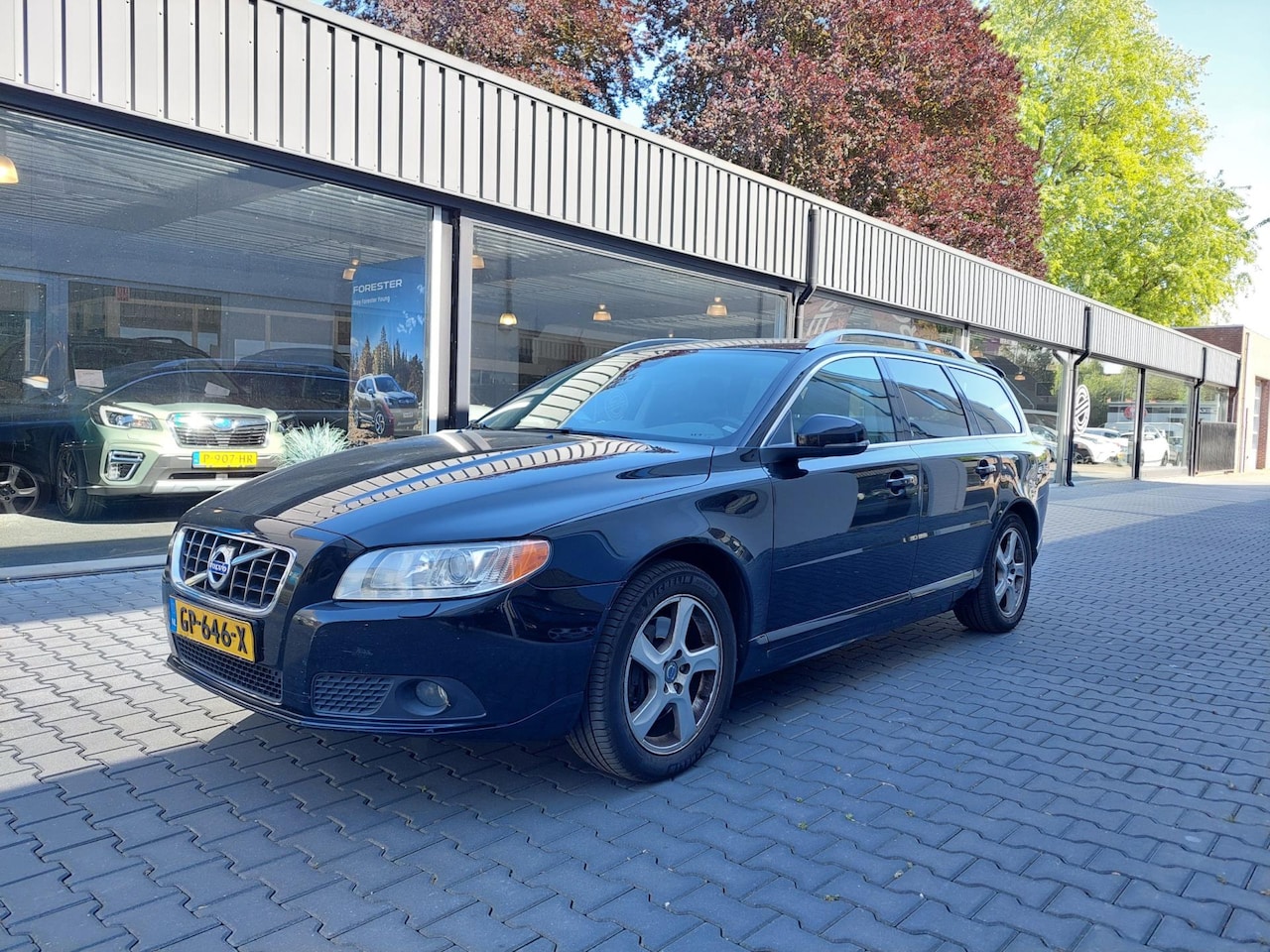 Volvo V70 - 2.5T Export Leer Electrisch verstelbare stoel Navi Cruise Clima PDC Trekhaak - AutoWereld.nl