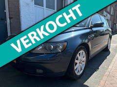 Volvo V50 - 2.4 Momentum Dealer Onderhouden 2e Eig Nieuwe Banden Trekhaak Nette Auto