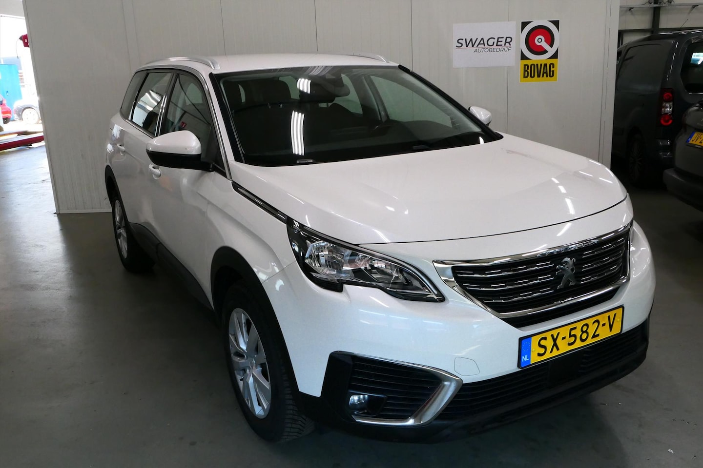 Peugeot 5008 - 1.2 PureTech 130pk Blue Lease Executive 7P(Dealer onderhouden&trekhaak) - AutoWereld.nl