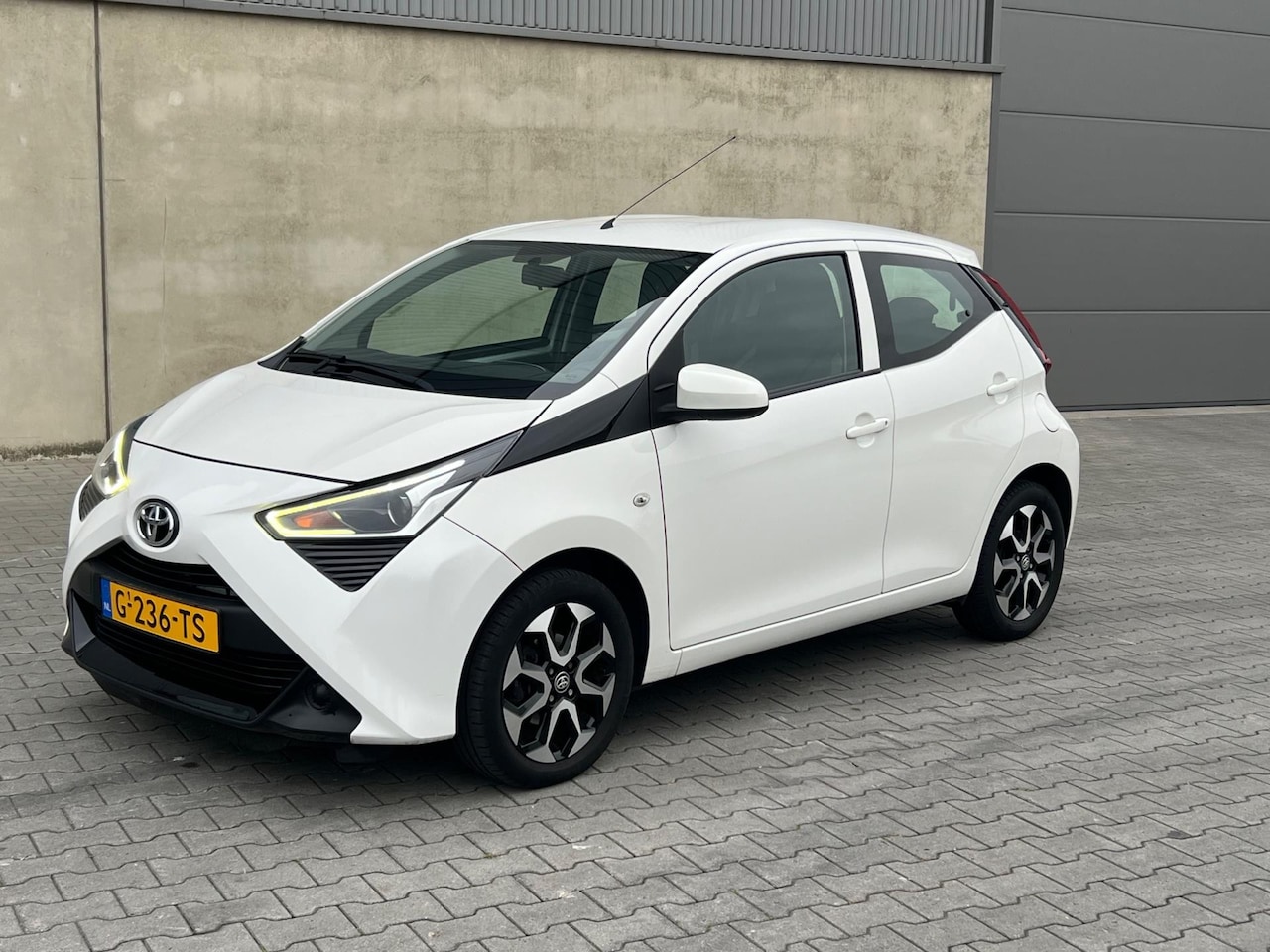 Toyota Aygo - 1.0 VVT-i x-fun 85.000 KM NAP+AIRCO+5 DEURS+LEDEREN MF STUUR+RADIO USB AUX BLUETOOTH+APK 1 - AutoWereld.nl