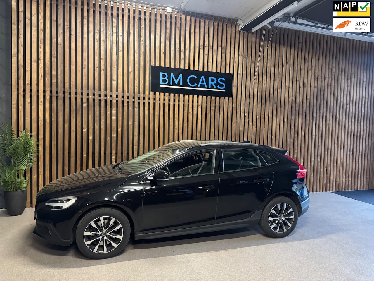Volvo V40 Cross Country - 1.5 T3 Dynamic Edition AUTOMAAT, TREKHAAK,LED-XENON - AutoWereld.nl