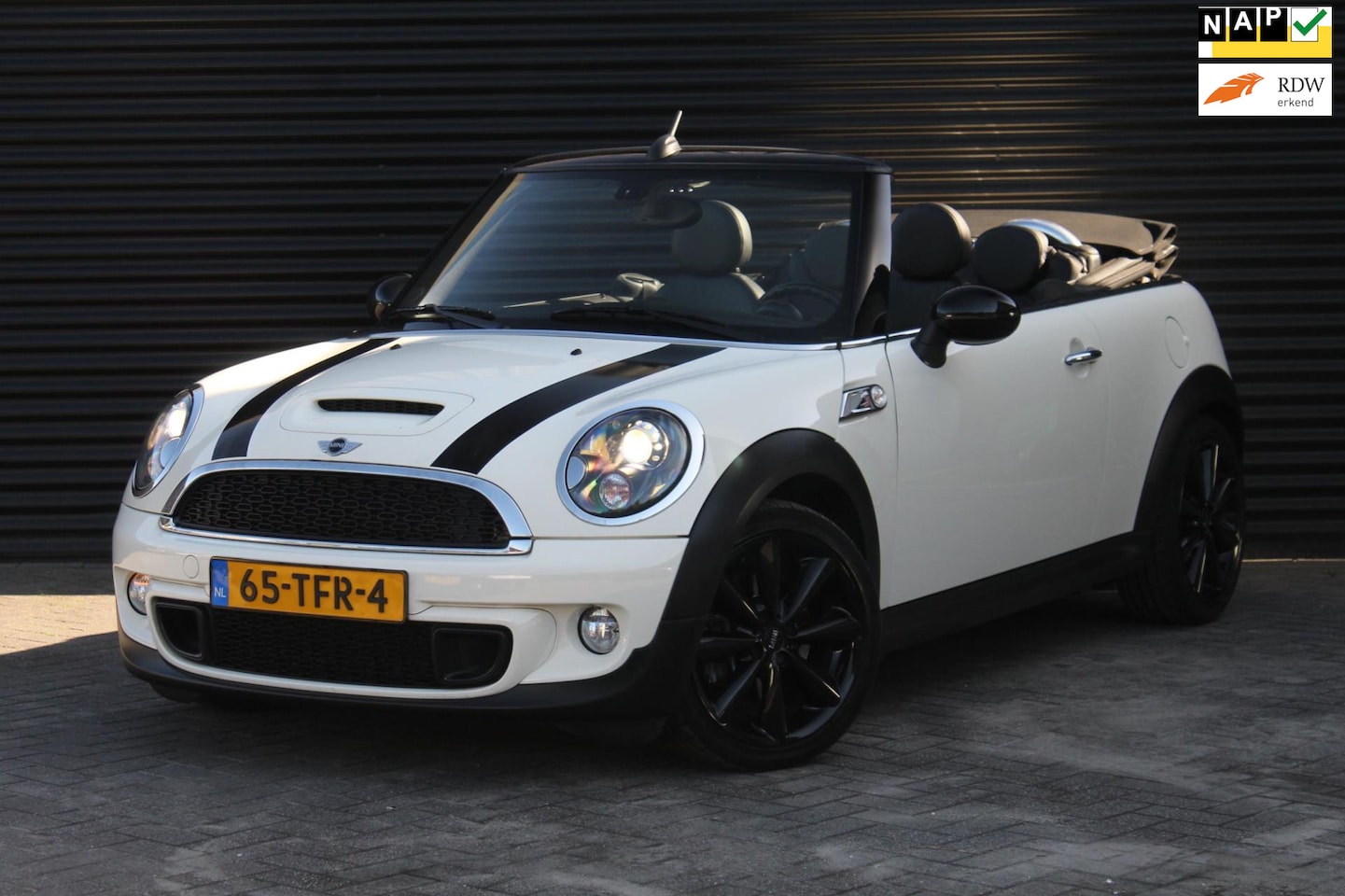 MINI Cabrio - 1.6 Cooper S Chili | Leder | Xenon | Dealer onderhouden | - AutoWereld.nl