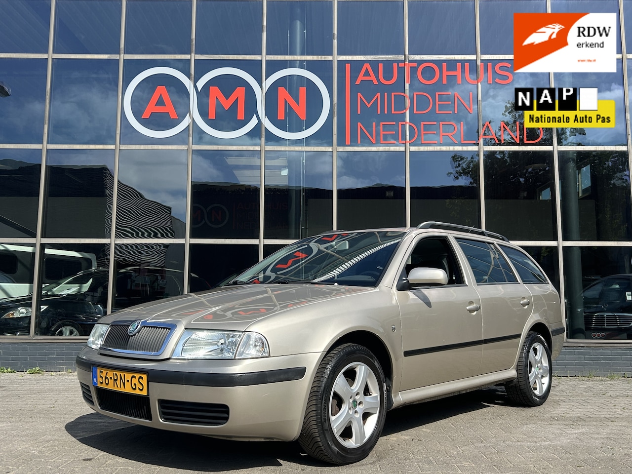 Skoda Octavia Combi - 1.6 Celebrate Cruisectr,Climatectr,Trekhaak,LMV16” - AutoWereld.nl