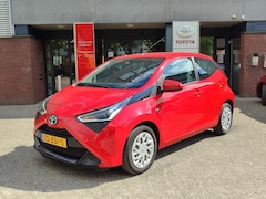 Toyota Aygo X - X-PLAY 5-DEURS 4S-BANDEN CAMERA BLUETOOTH AIRCO EL-RAMEN/SPIEGELS NL-AUTO 1E-EIG