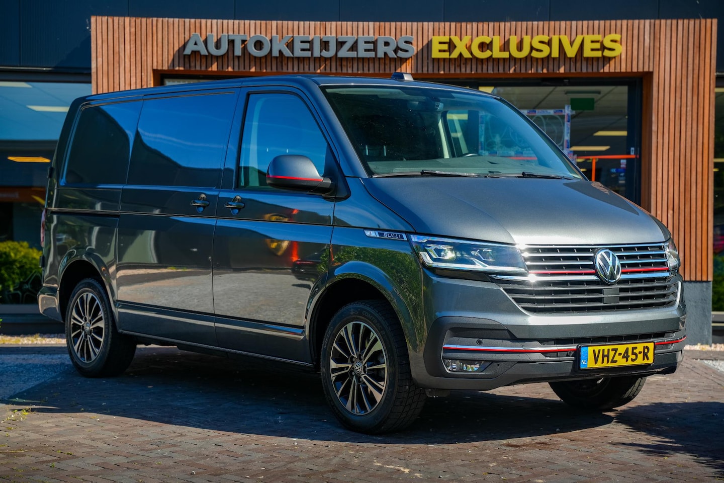 Volkswagen Transporter - 2.0 TDI L1H1 28 BULLI Adapt. Cruise LED Groot Navi Virtual Dash DAB+ Camera Automaat! - AutoWereld.nl