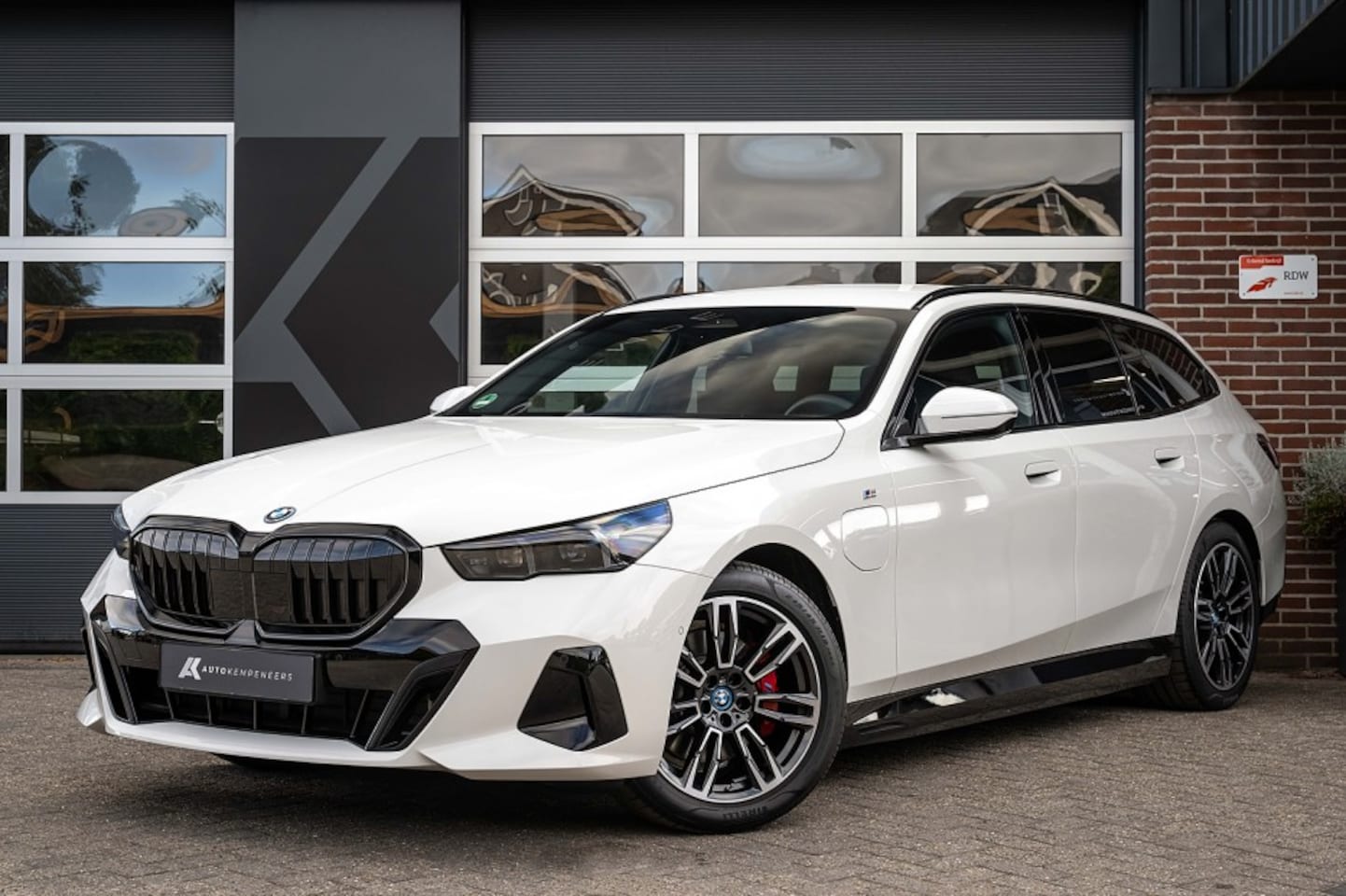BMW 5-serie Touring - 530e M Sport Pro | Shadow | Harman/Kardon | Driving Ass. Plus | Trekhaak | Iconic Glow | 1 - AutoWereld.nl