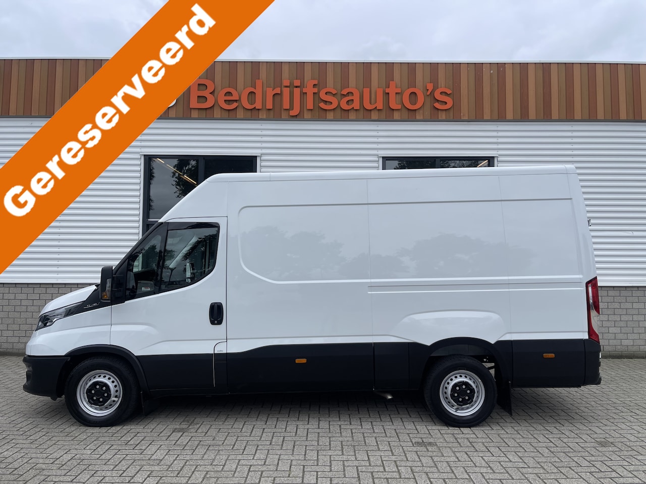 Iveco Daily - 35S16V 2.3 L2H2 160pk / vaste prijs rijklaar € 25.700 ex btw / lease vanaf € 500 / climate - AutoWereld.nl