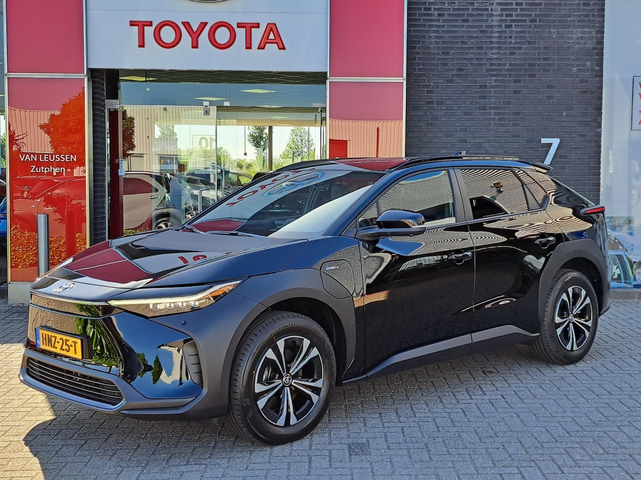 Toyota bZ4X - Dynamic 71 kWh DIRECT LEVERBAAR STOEL/STOELVERW. BLIND SPOT PARK-SENSOREN KEYLESS EL-ACHTE - AutoWereld.nl