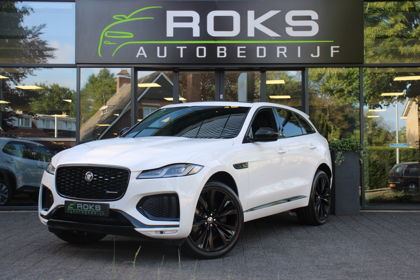 Jaguar F-Pace - 2.0 P400e PHEV R-Dynamic S BlackPack - AutoWereld.nl