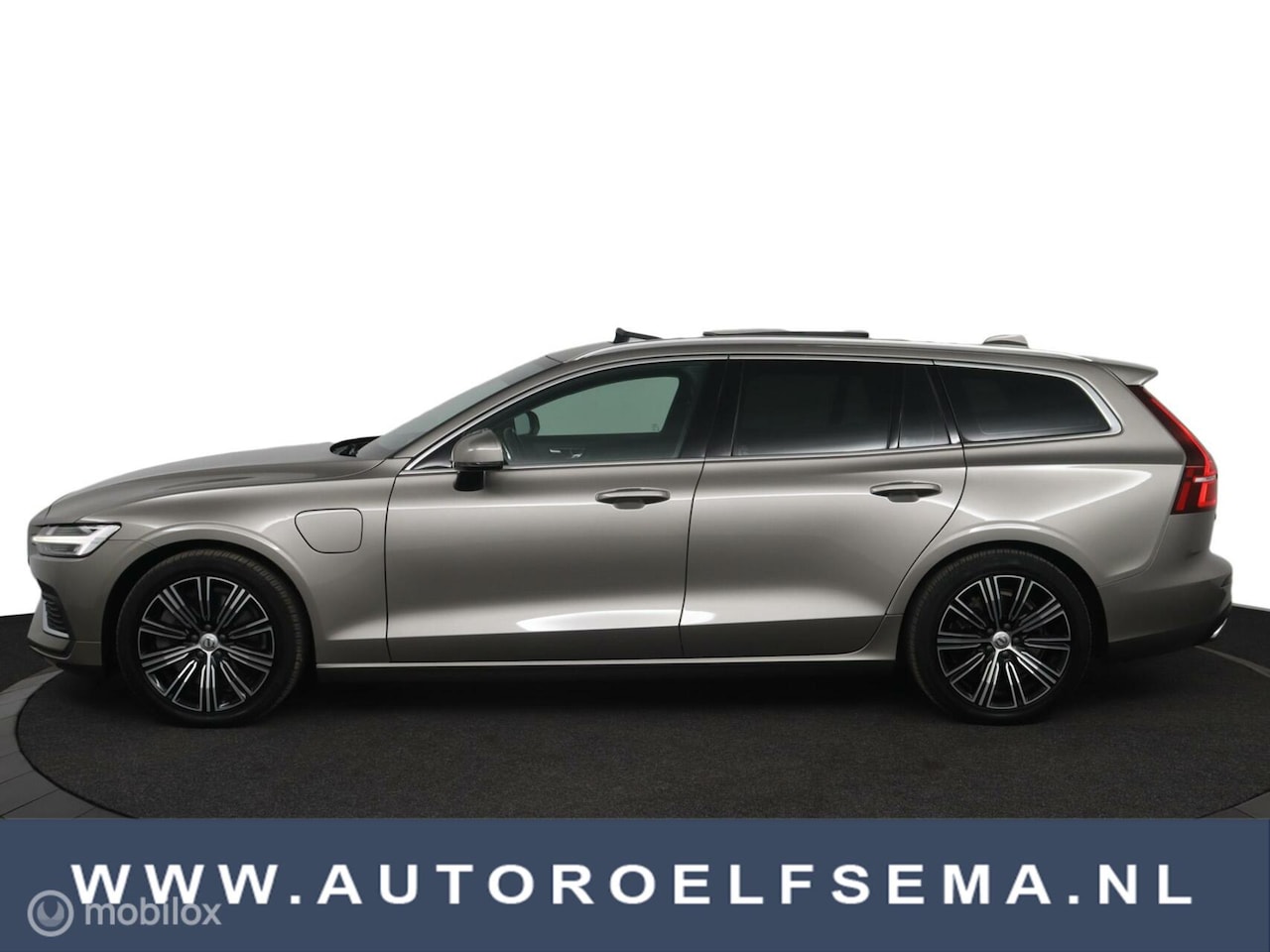 Volvo V60 - 2.0 T8 Twin Engine AWD Inscription| adaptief|lTrekhaak|pano - AutoWereld.nl