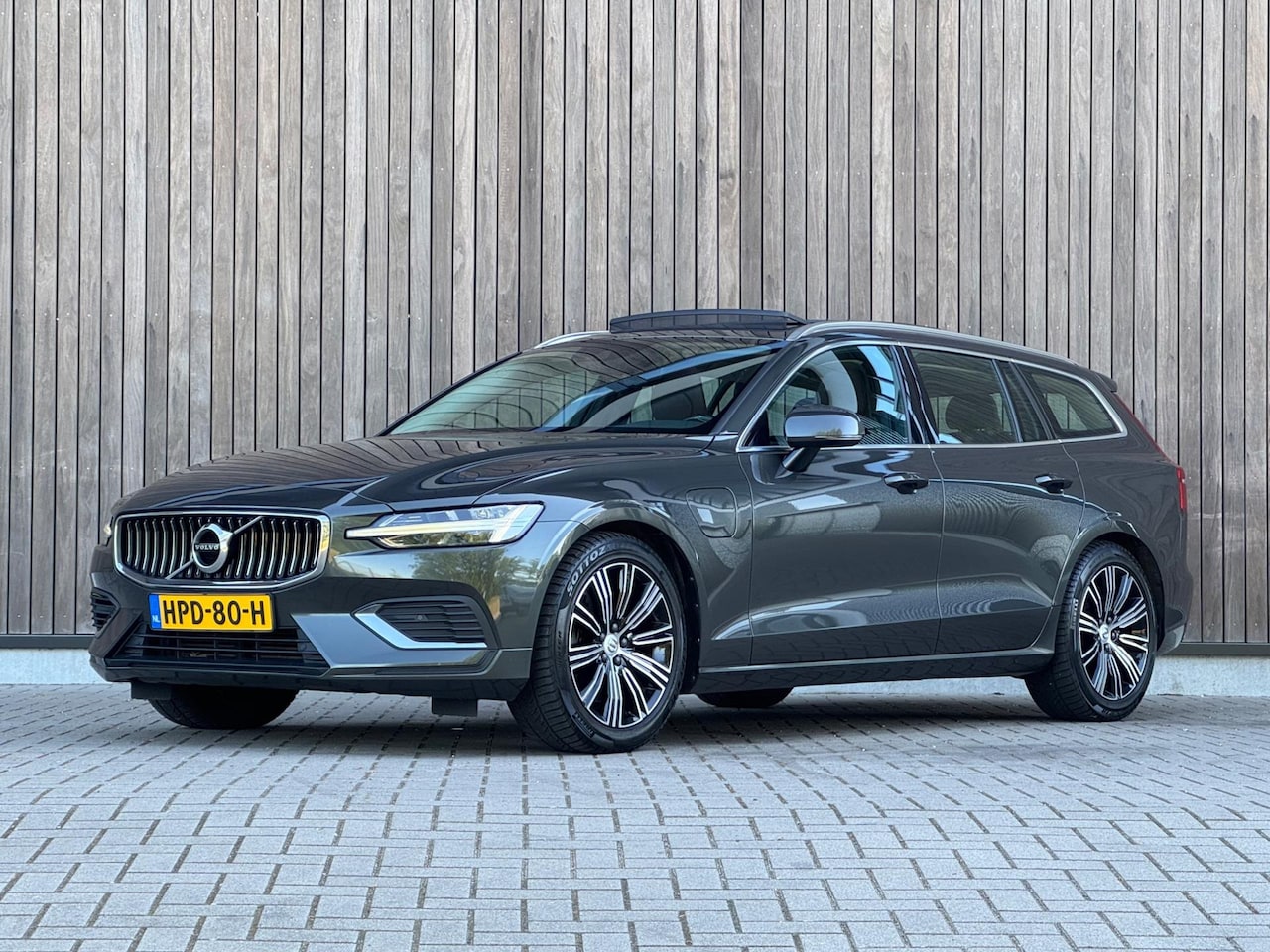 Volvo V60 - 2.0 T8 Twin Engine AWD Inscription |Pano|Trekhaak| - AutoWereld.nl