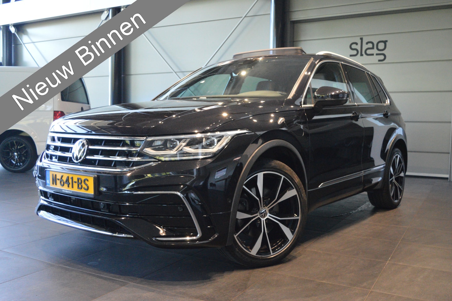 Volkswagen Tiguan - 1.4 TSI eHybrid 3X R-LINE pano leer camera trekhaak 20 inch !! - AutoWereld.nl