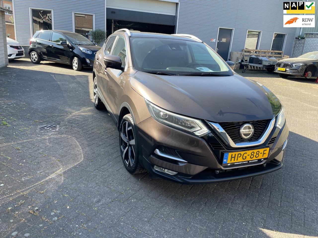Nissan Qashqai - 1.3 DIG-T N-Connecta automaat 160pk panoramadak half leder - AutoWereld.nl