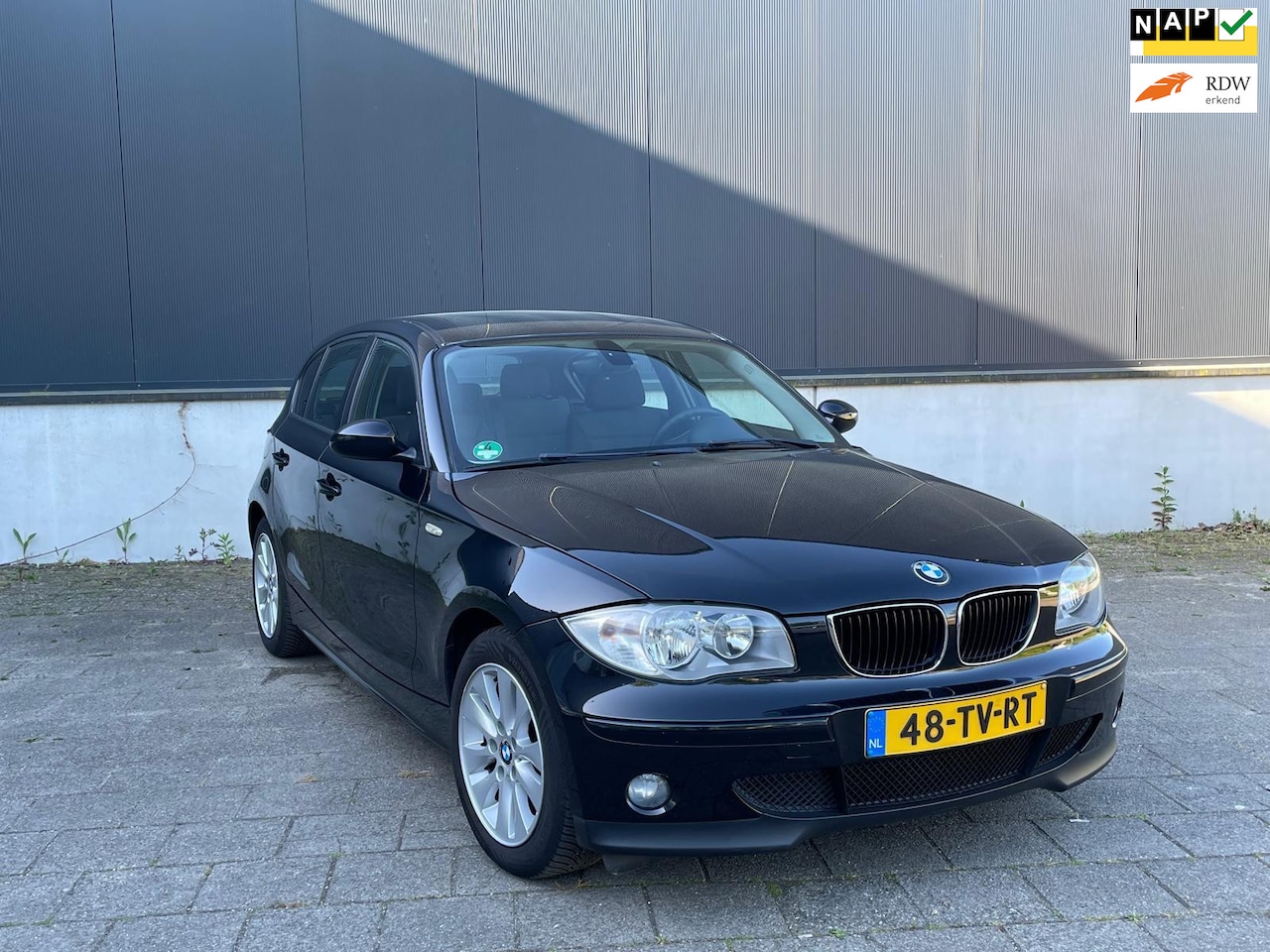 BMW 1-serie - 118i High Executive 6 versnellingen,climatronic,cruise control,nieuwe APK - AutoWereld.nl