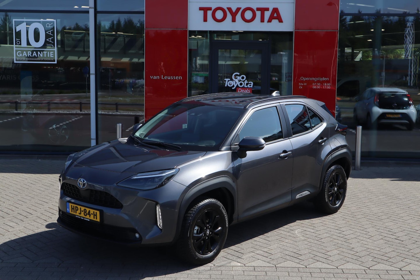 Toyota Yaris Cross - 1.5 HYBRID DYNAMIC APPLE/ANDROID LM-VELGEN STUUR/STOELVERW. HEAD-UP NAVI EL-ACHTERKLEP KEY - AutoWereld.nl
