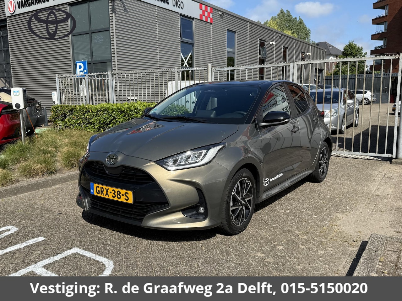 Toyota Yaris - 1.5 Hybrid Dynamic Luxury Bi-Tone | Stoelverwarming | Camera | Lichtmetalen velgen | - AutoWereld.nl